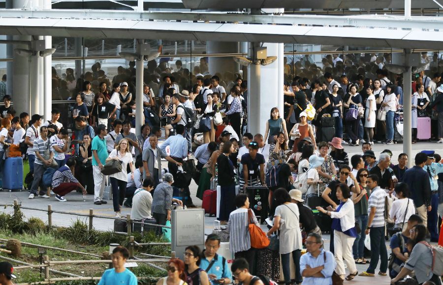 Miles de personas están varadas en el aeropuerto de Kansai. (AFP)