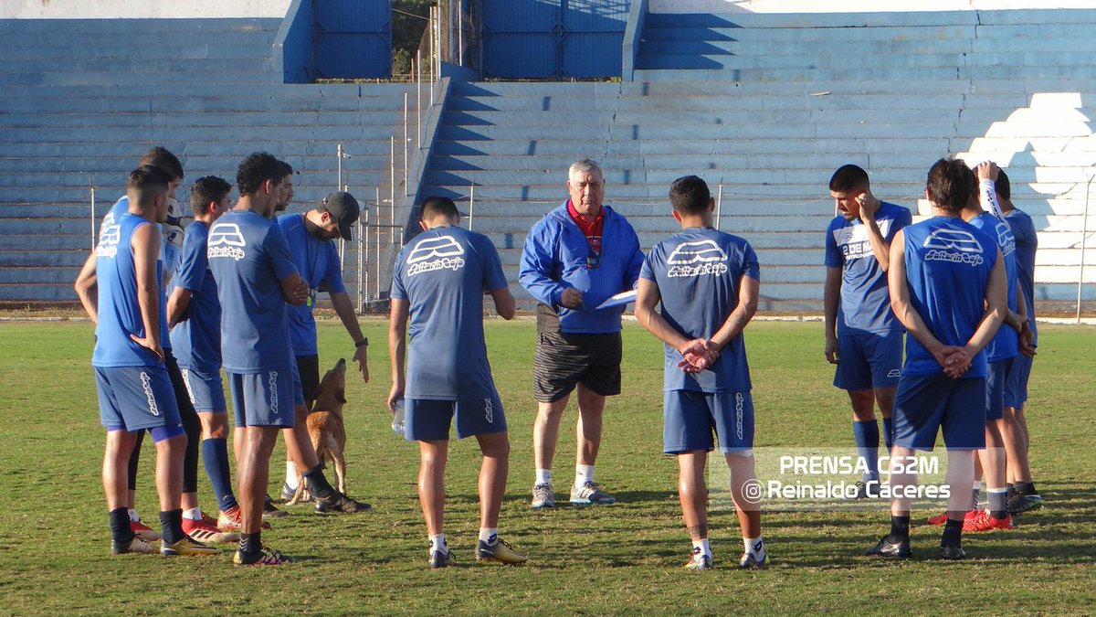 "Tesapara" junto al técnico del equipo 2 de Mayo en un entrenamiento (@club2demayo)