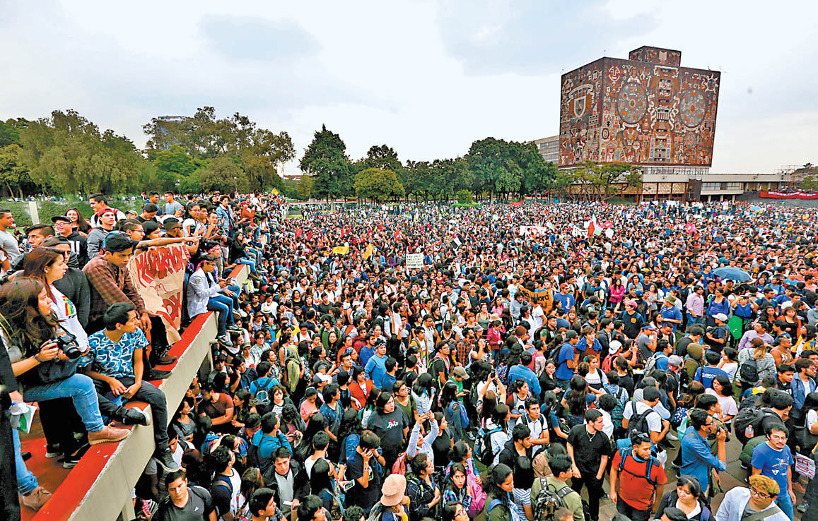 Alumnos de prácticamente todas las escuelas y facultades de la Universidad, así como del Politécnico, se dieron cita en el mitin de protesta.  (Nelly 
