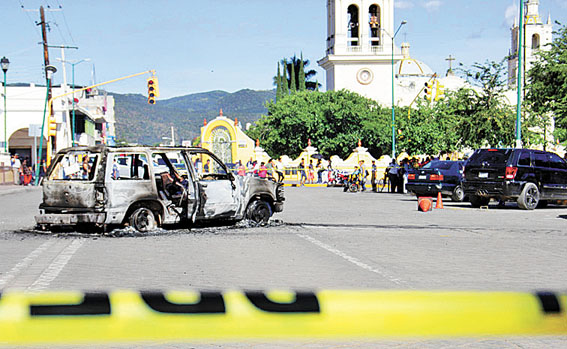 El auto en el que viajaban las víctimas en el municipio de Acatlán de Osorio. (Especial)