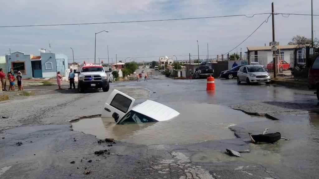 Una camioneta fue 'tragada' completamente por el socavón. (Juan José García Amaro)