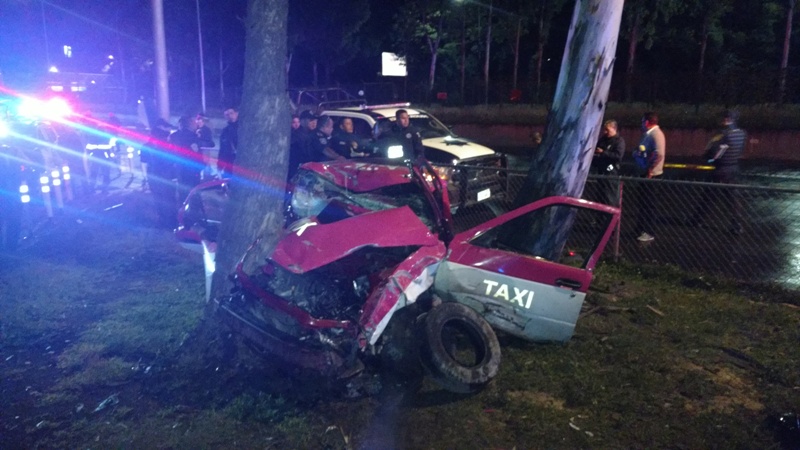 Los delincuentes se accidentaron al intentar incorporarse a los carriles laterales de Insurgentes. (Alejandro González)