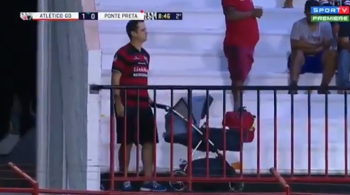 Fanático es captado con carriola en un estadio brasileño (Especial)