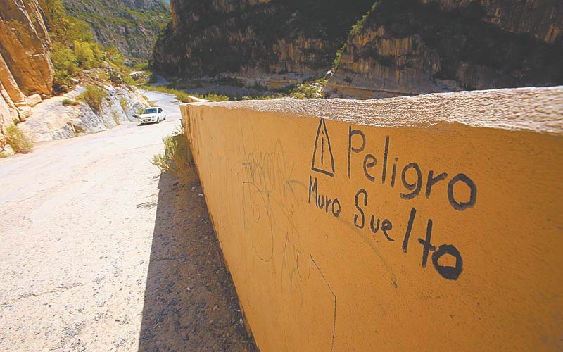 Algunos mensajes en las paredes son lo único que alerta a los paseantes. (Foto: Roberto Alanís)