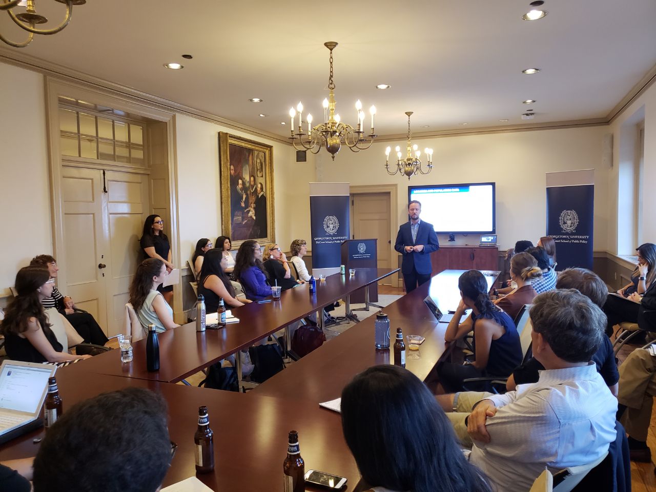 En la Universidad de Georgetown, el alcalde Luis Banck expuso el entorno actual de la capital poblana en materia de crecimiento. (Especial)