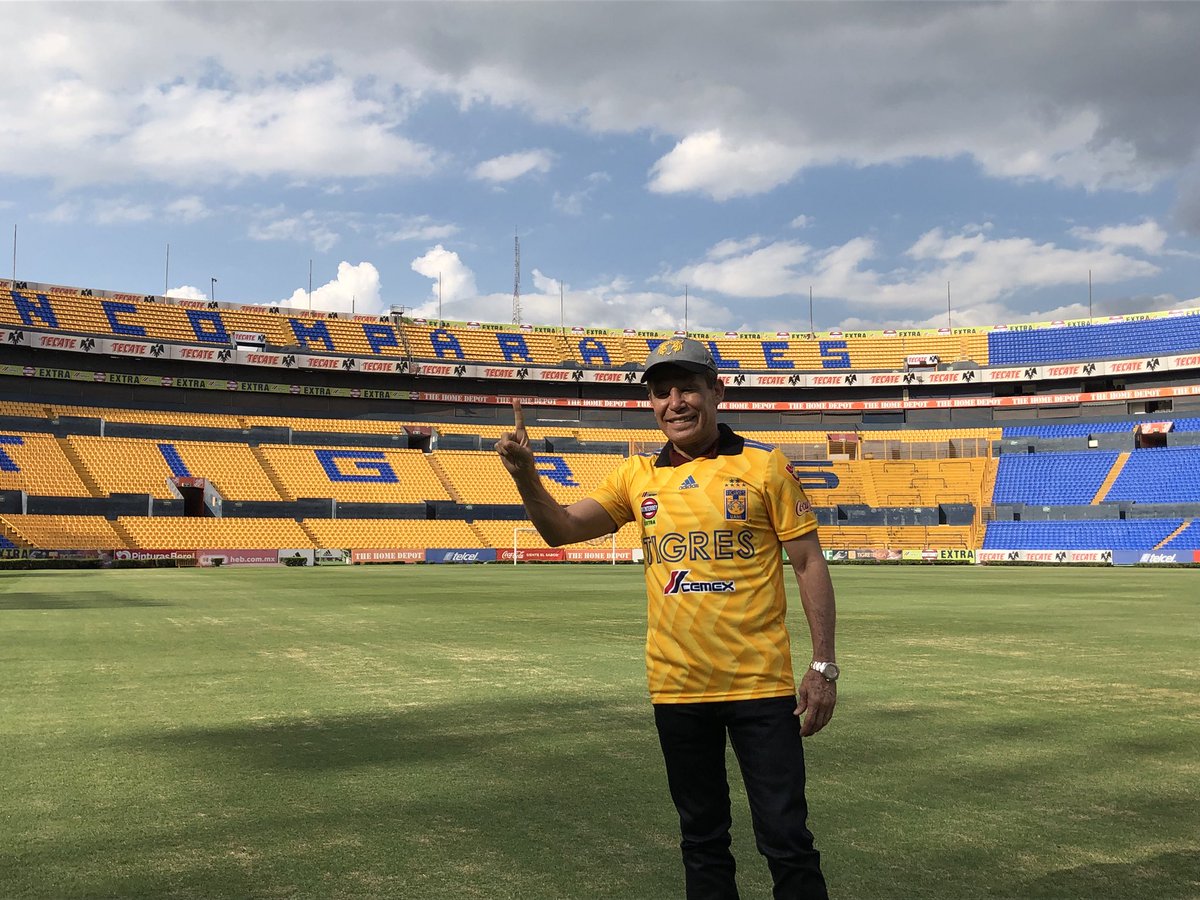 El ex boxeador mexicano Julio César Chávez (@Jcchavez115 )
