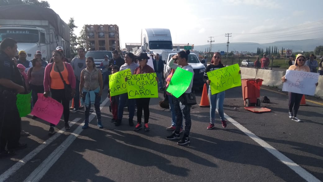 Ciudadanos bloquean carretera en Apaseo el Grande (Foto: Especial)