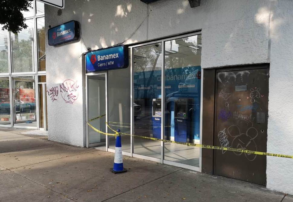 Los detenidos intentaron robar la sucursal de Banamex ubicada en la Calzada de Tlalpan. (Jorge Becerril)