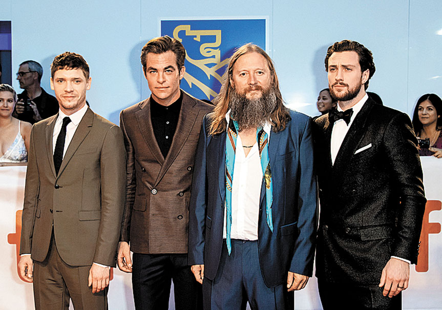 El director con el elenco de la cinta. (EFE)