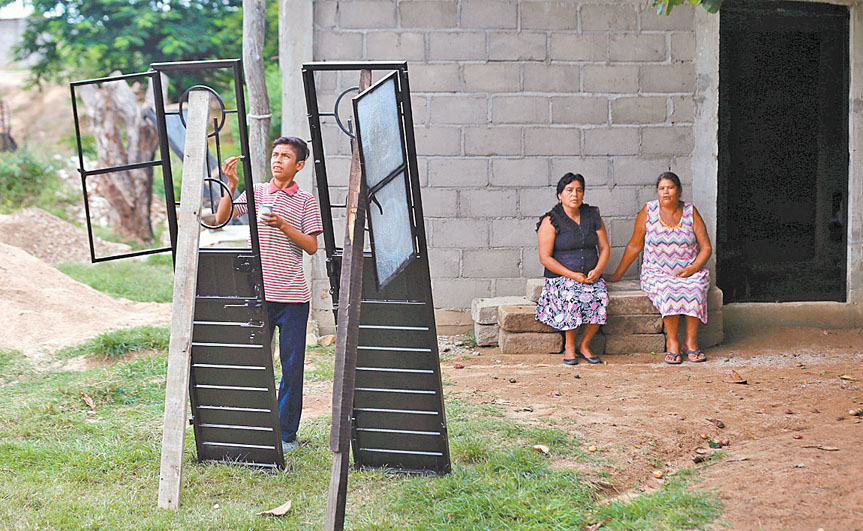 Habitantes de la comunidad chiapaneca esperan más ayuda oficial. (Jorge González)