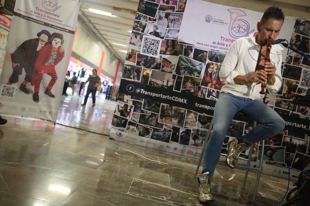 Horacio Franco durante su presentación en la estación Tacubaya. (Jesús Quintanar)