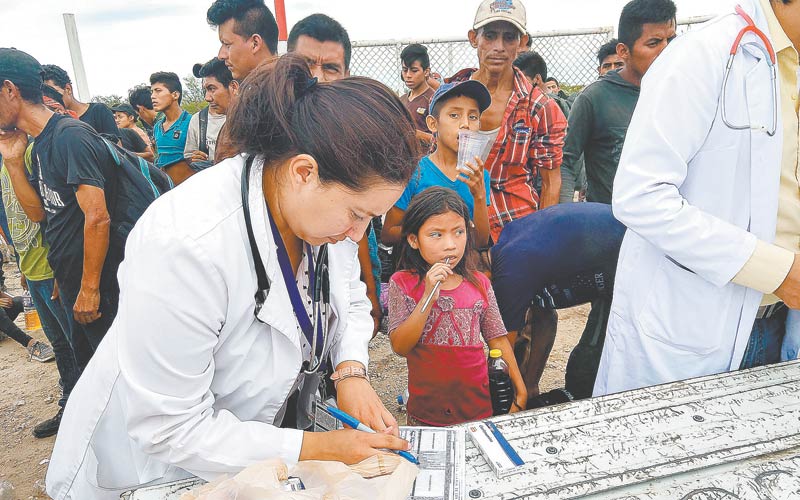 Los médicos atendieron a las personas sin papeles en el campo.