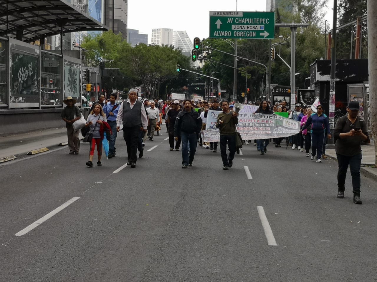 Los maestros marcharon a la casa de transición de AMLO. (Jorge Becerril)