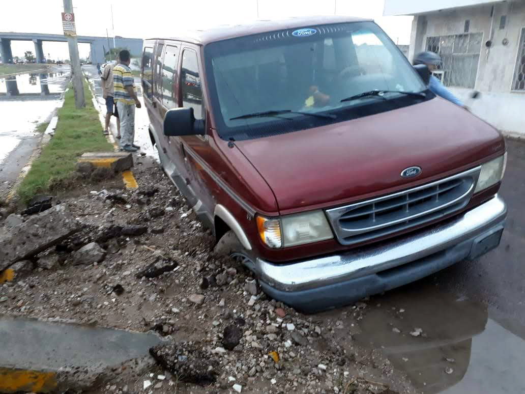 Moisés Arzola cayó en un hoyo que no vio por el agua en la colonia Cinco de Mayo. (Notivox Digital)