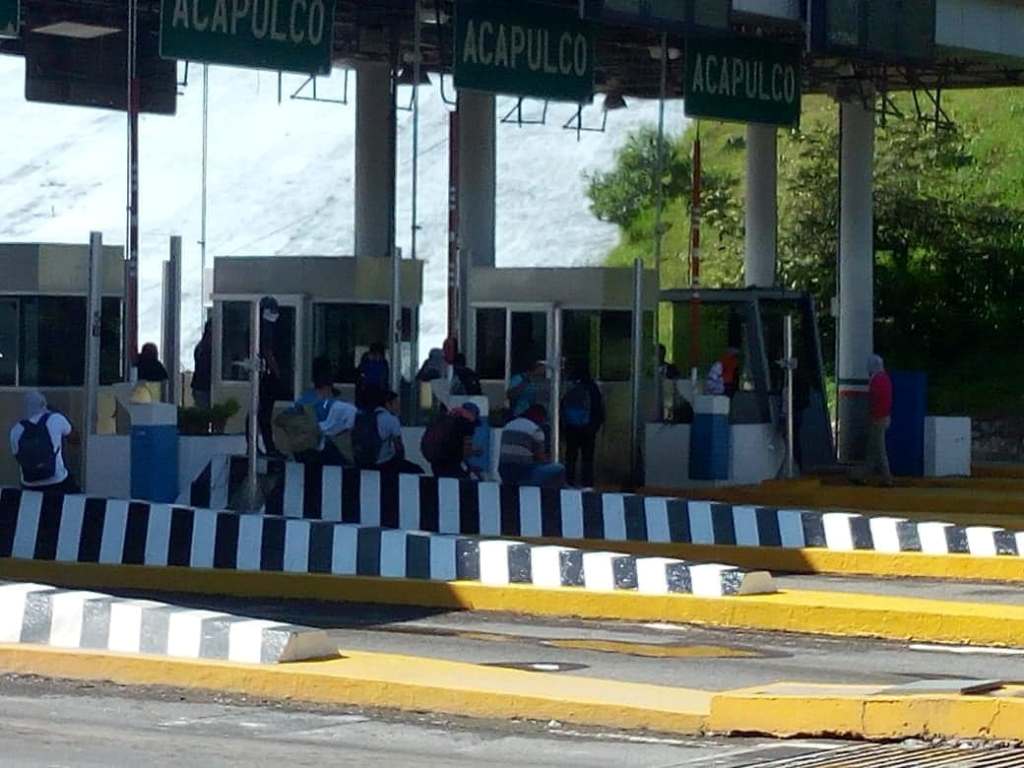 Los normalistas tomaron la caseta por tres horas. (Rogelio Agustín Esteban)