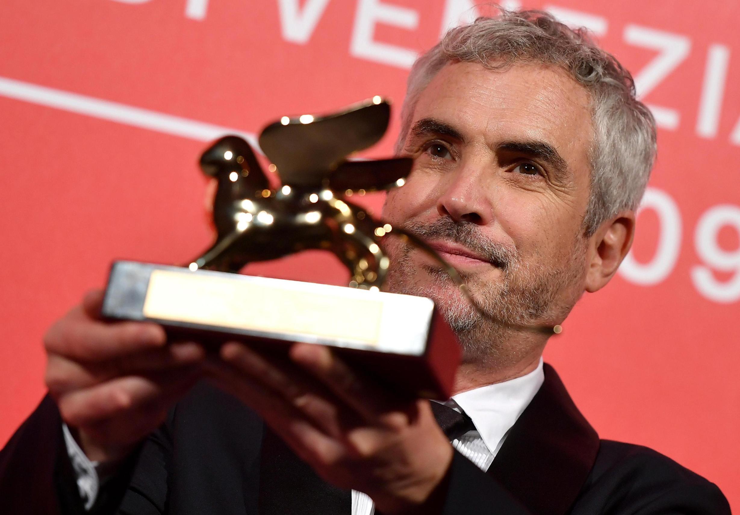 Alfonso Cuarón posa con su León de Oro por su más reciente película, 'Roma' (EFE).