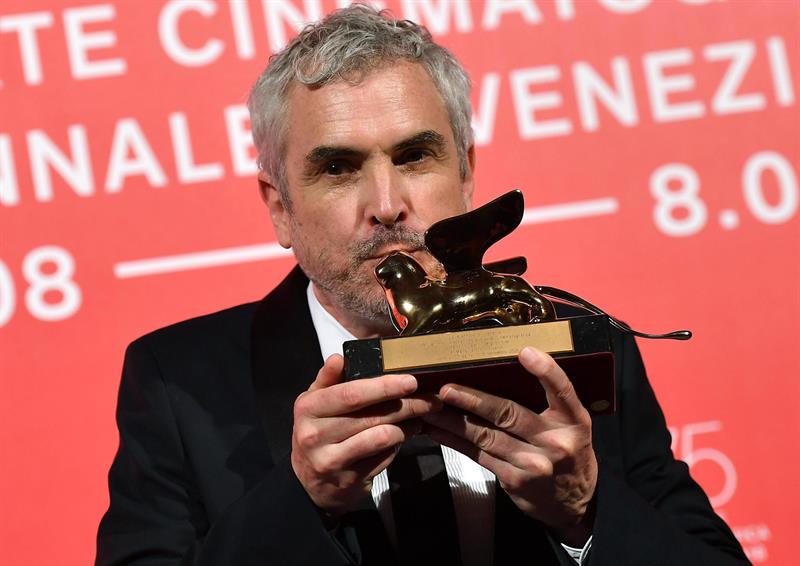 Alfonso Cuarón recibe el León de Oro por 'Roma. (Foto: EFE)