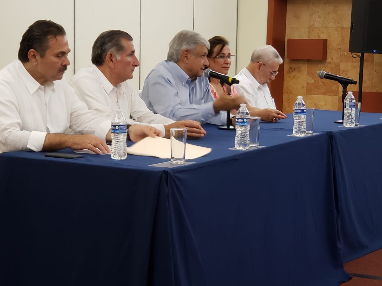 Andrés Manuel López Obrador se reúne con empresarios para explicar las posibilidades del sector energético. (Jannet López)