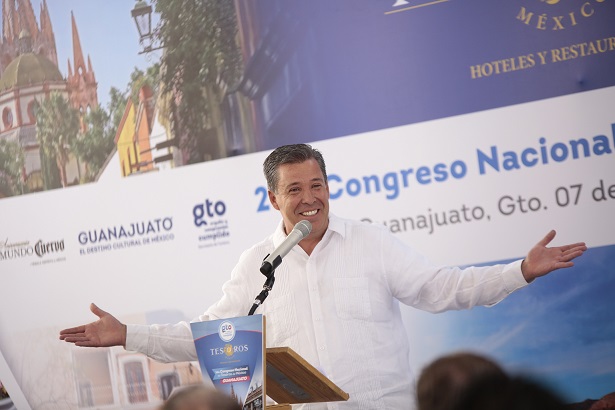 Miguel Márquez, gobernador del estado.