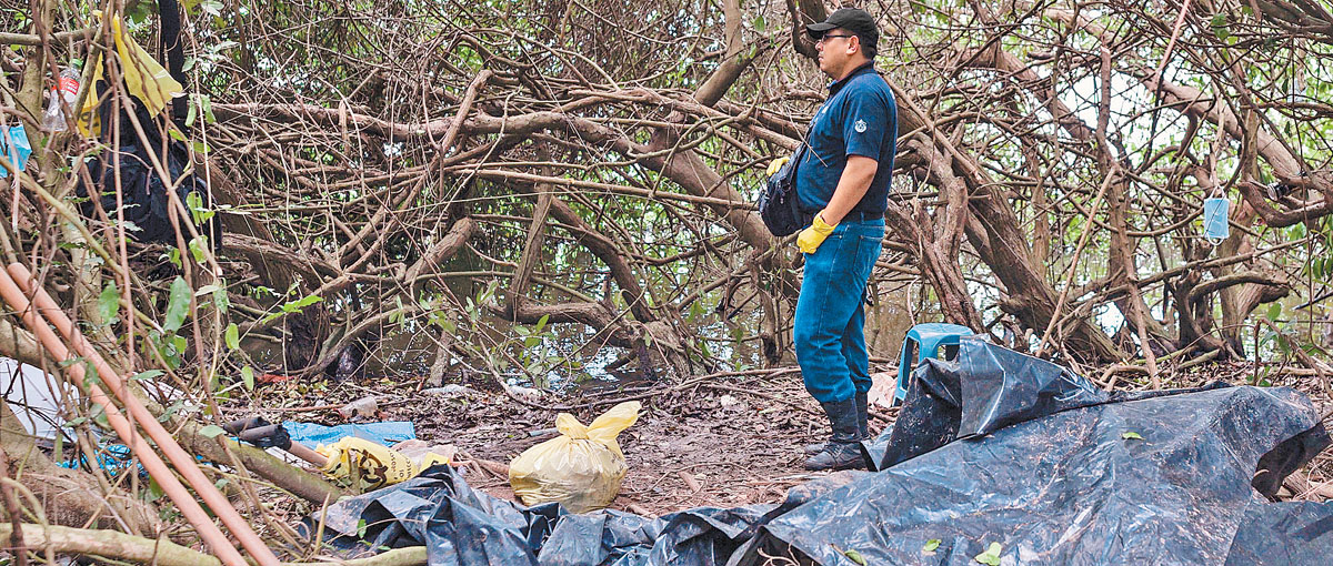 Un perito vigila el terreno de 300 metros donde continúa el rastreo de restos humanos por parte de la fiscalía veracruzana. (Víctor Razo/AFP)