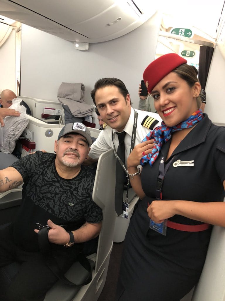 Personal de Aeromexico aprovechó el viaje con Maradona para tomarse una foto con él (Especial)