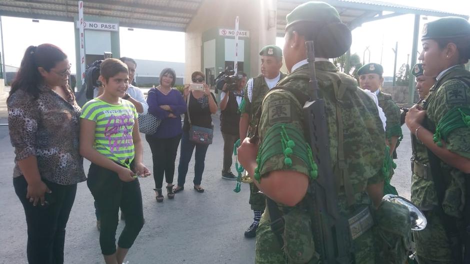 Sedena nombra a niña de once años como soldado por un día