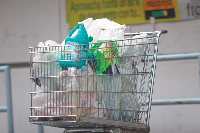 Tiendas de supermercado aún utilizan este tipo de objetos para entregar su mercancía.