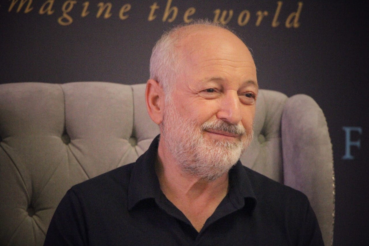 André Aciman durante una charla ante medios en Hay Festival 2018. (Foto: Ángel Soto / MILENIO)