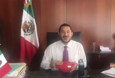 Batrés mostró  el contenido de su tupper: unas uvas verdes y unas quesadillas.