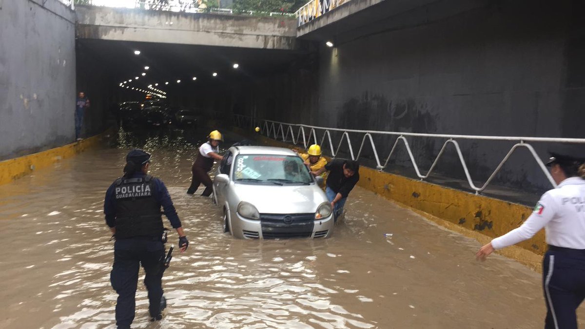 En el desnivel de avenida Hidalgo el agua alcanzó los 40 centímetros de altura. (Cortesía)