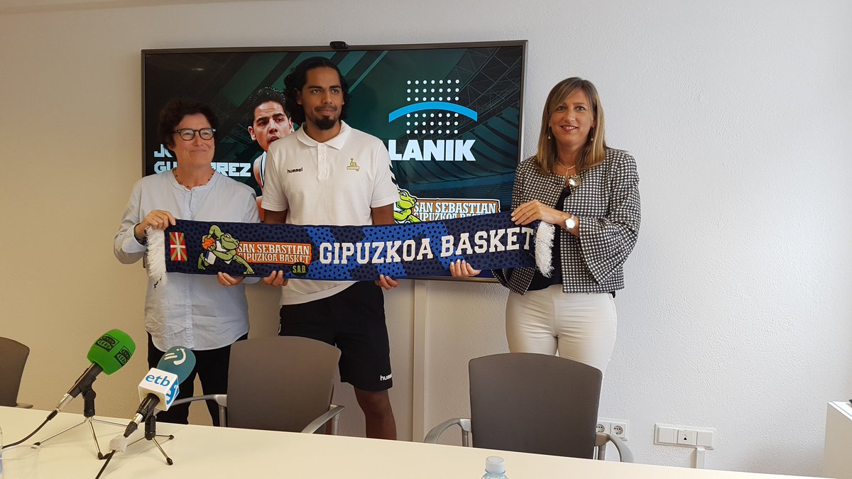 Jorge Gutiérrez es presentado con el Gipuzkoa (Twitter @gipuzkoabasket)