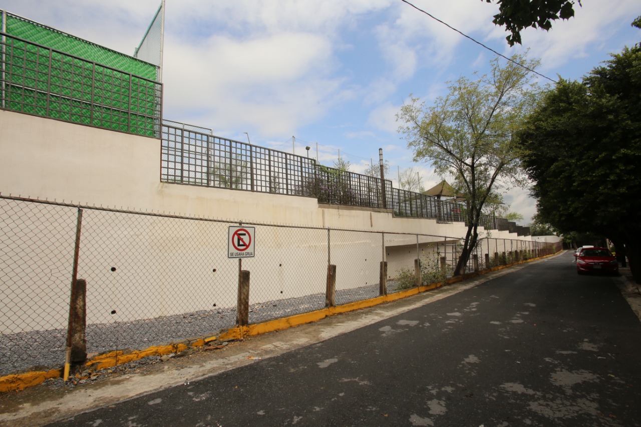 La situación alertó a los vecinos del lugar por las fuertes lluvias que se han presentado, considerando que el muro podría ceder. (Roberto Alanís)