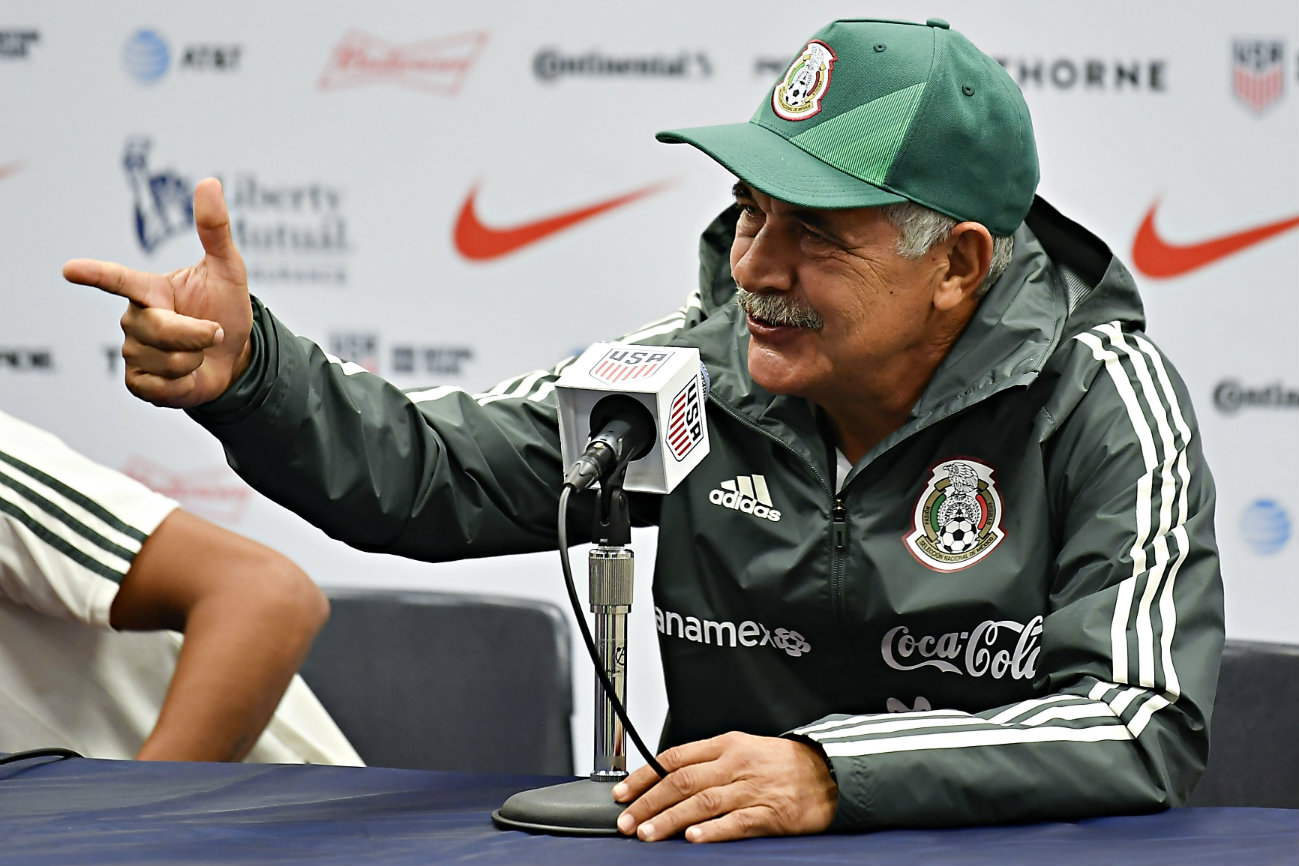 'Tuca' en conferencia de prensa de la selección mexicana (Imago7)