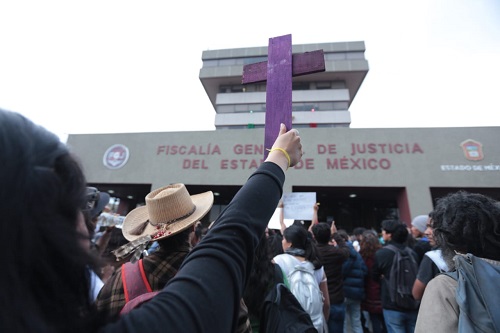 Universitarios frente a la Fiscalía. (Tania Contreras)