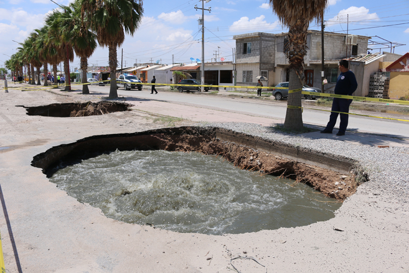 Sobre la avenida Juárez en la colonia Ciudad Nazas ya habían colapsado otros colectores en semanas anteriores. (Notivox DIgital)