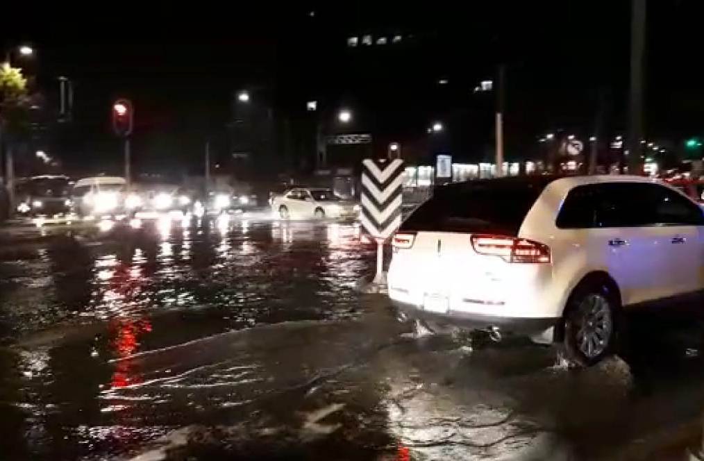 La fuga afecta la circulación en el cruce de Eje 10 Sur e Insurgentes. (Especial)
