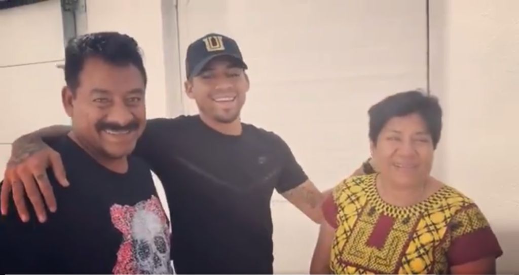Javier Aquino junto a sus padres. (@javieraquino7)