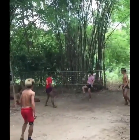 Jóvenes sorprenden con partido de futvóley (Especial)