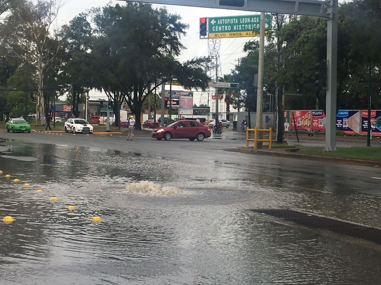 Todavía por la mañana el agua seguía saliendo por las alcantarillas, inundando las calles en el Oriente