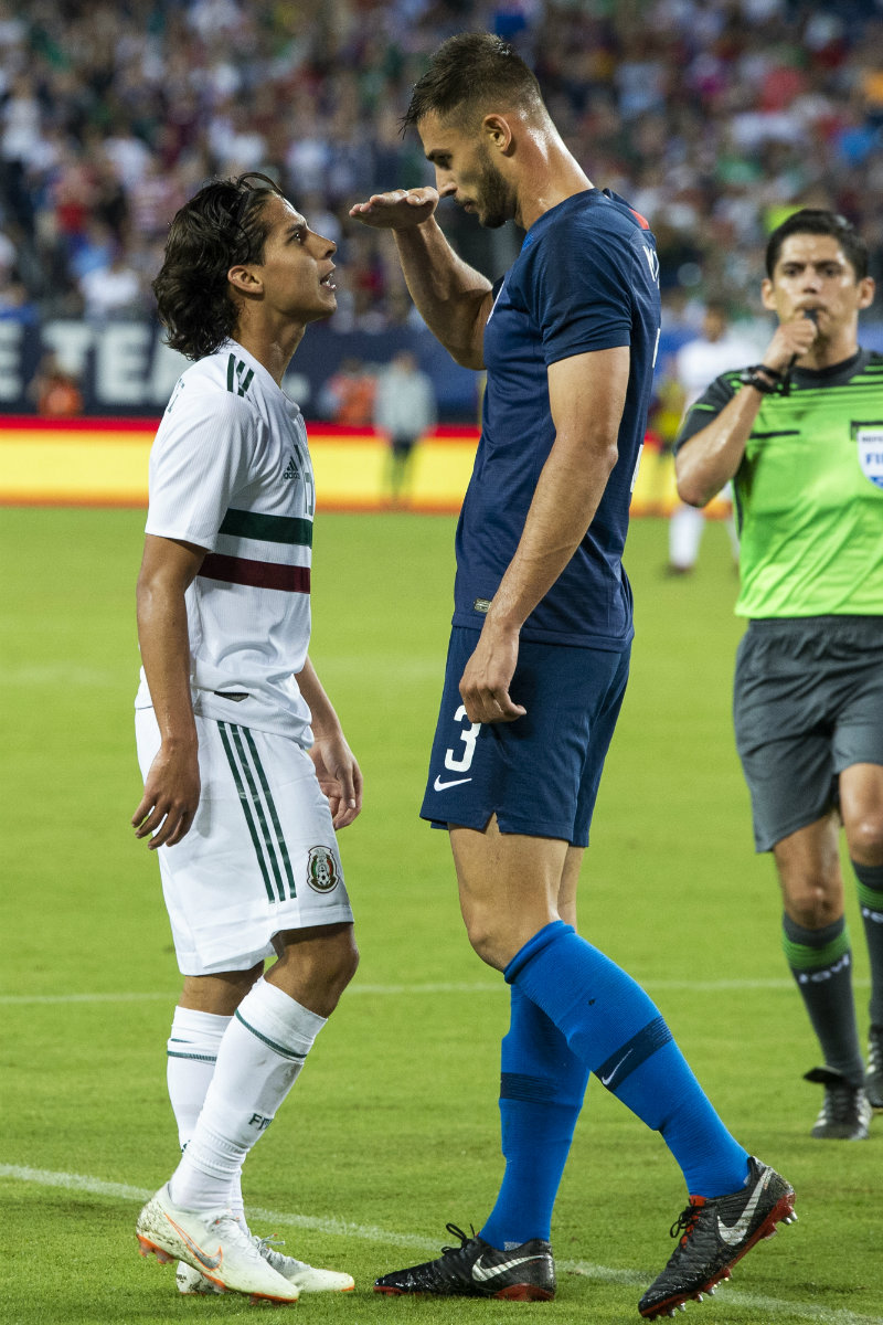 Matt Miazga se burló de la estatura de Diego Lainez (Mexsport)