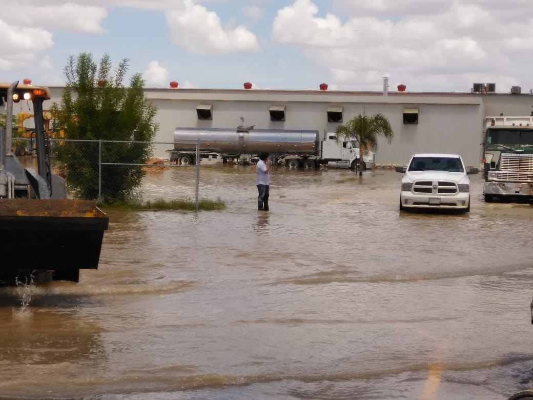 En algunos sectores el agua llegó al medio metro de altura. (Luis Carlos Valdés)
