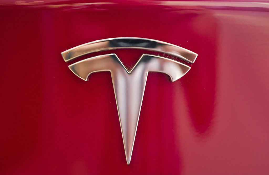 Tesla ha tenido problemas para suplir la demanda de sus coches eléctricos. (AP)