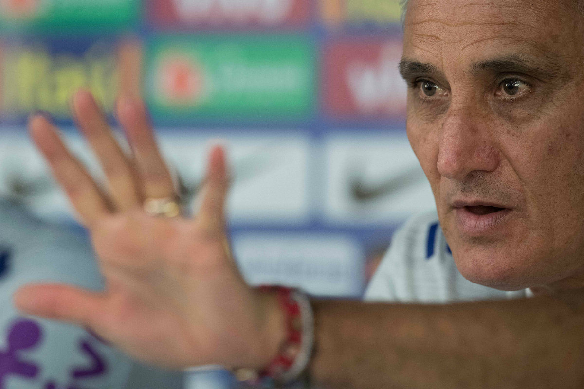 Tite enseña sus cinco dedos, en representación de las cinco Copas del Mundo que tiene Brasil (AFP)