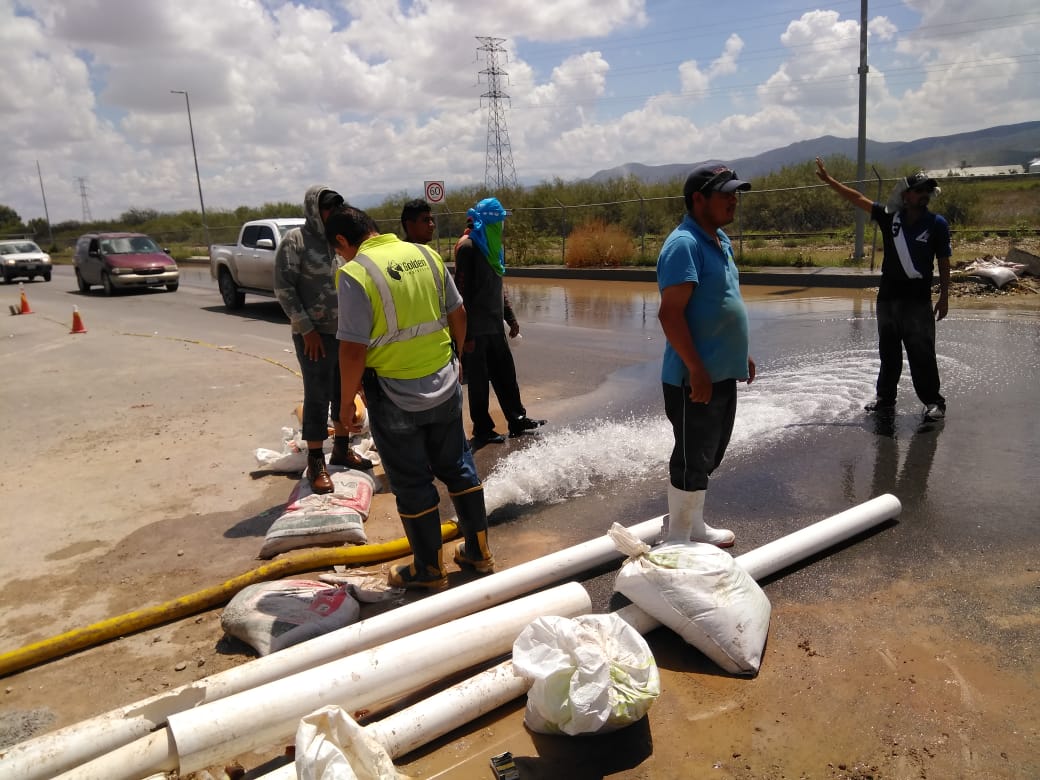 Los trabajadores de las empresas "sacan" el agua de sus empresas con sus propios medios. (Luis Carlos Valdés)