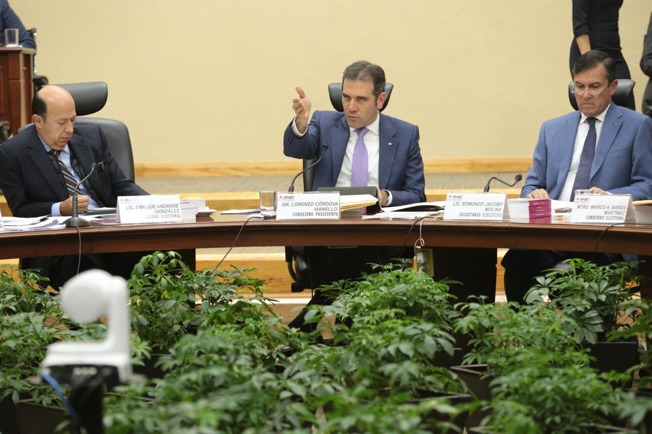 El consejero presidente del INE, Lorenzo Córdova, durante la sesión de este miércoles. (Jesús Quintanar)