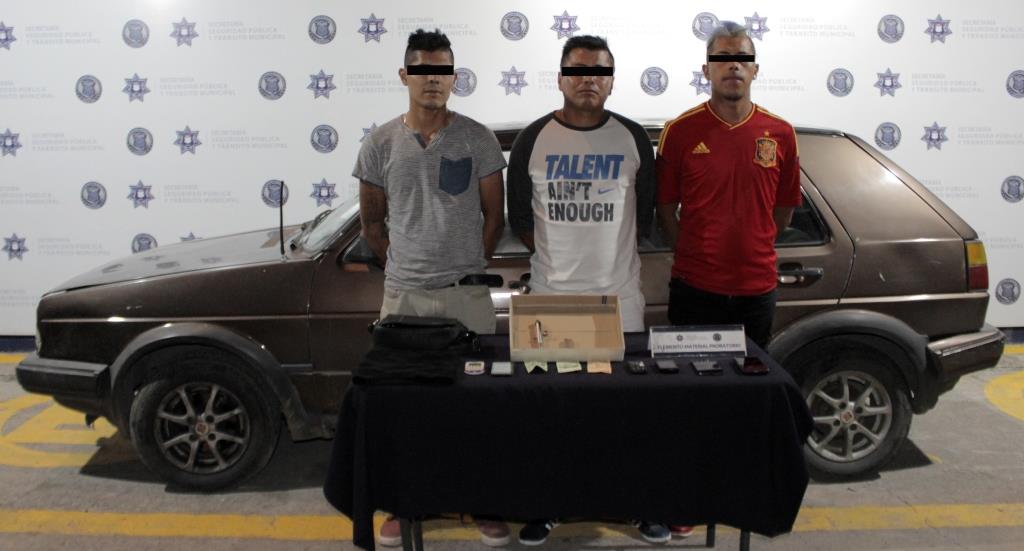 Detienen policías municipales a tres presuntos asaltantes de farmacia (Especial)