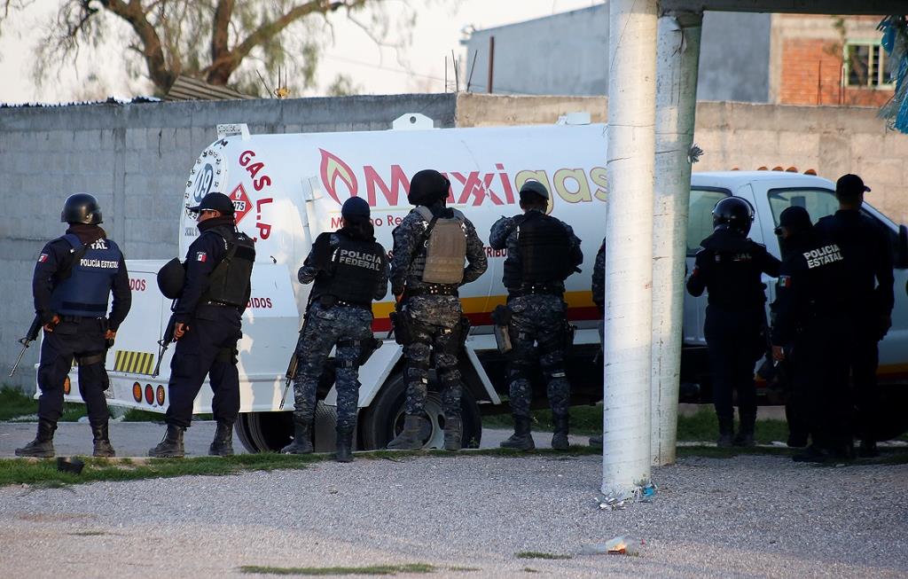 Fuerzas federales aseguran una pipa de gas (Andrés Lobato)