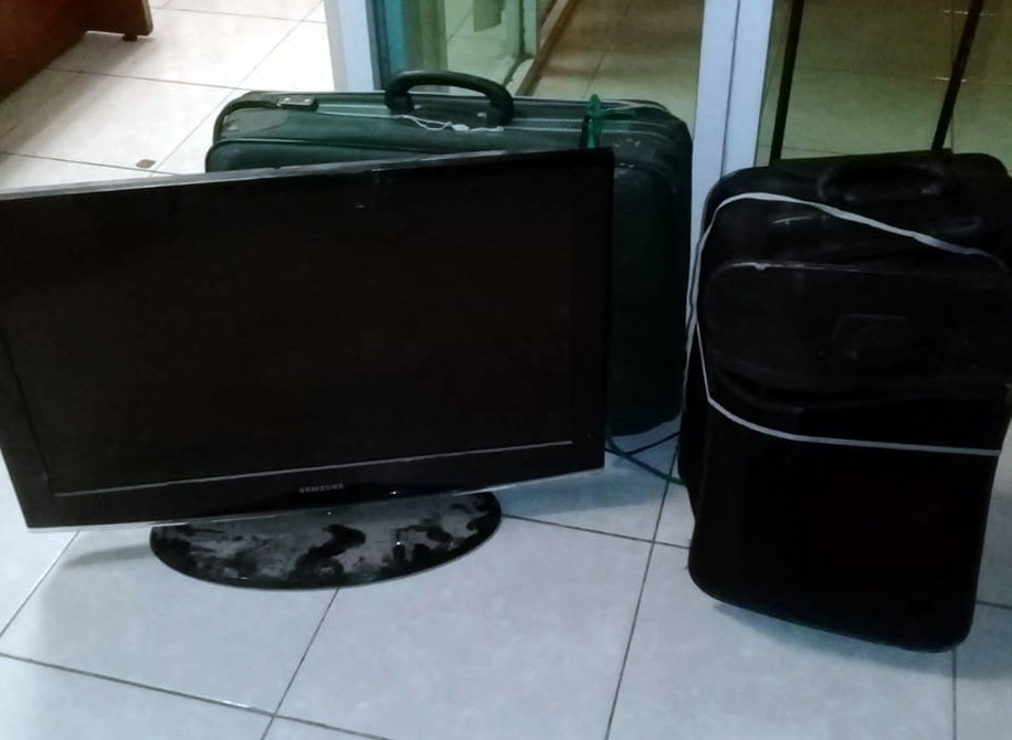 El joven había llenado dos bolsas con distintos artículos de la casa. (Especial)