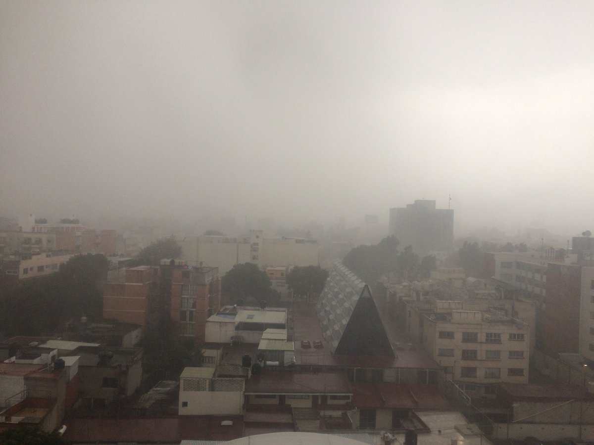 Lluvia en Llueve de forma intensa en el sur y poniente de la CdMx. (Twitter_ @luizoe_zpaze)