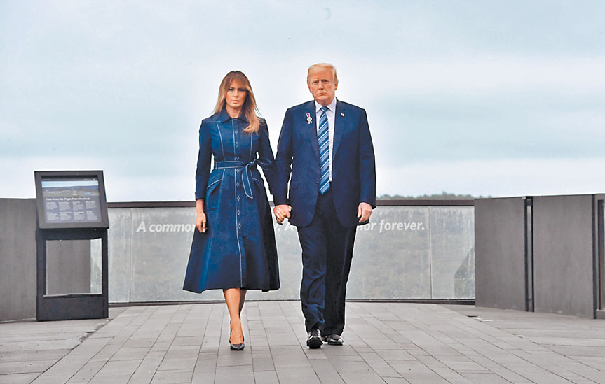El matrimonio presidencial, en el monumento a los pasajeros que se amotinaron contra los terroristas. (Nicholas Kamm/AFP)